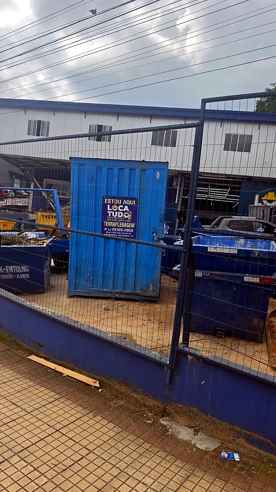 Container almoxarifado azul no pátio da Loca-Tudo em São Roque