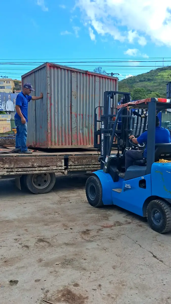 Equipe da Loca-Tudo carregando container almoxarifado de 3 m no caminhão com empilhadeira em São Roque